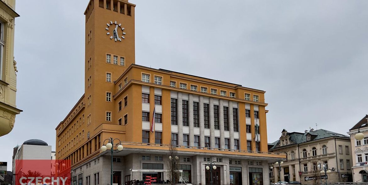 Modernistyczny klejnot Jablonca. Odkryj historię i tajemnice miejskiego ratusza