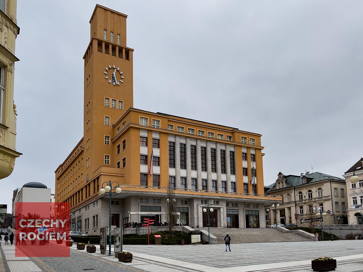 Modernistyczny klejnot Jablonca. Odkryj historię i tajemnice miejskiego ratusza