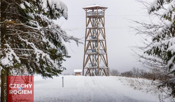 Žacléř. Wieża królowej Elżbiety po środku gigantycznego kompleksu bunkrów