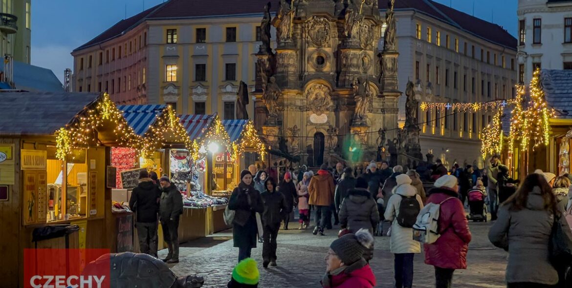 Jarmark bożonarodzeniowy w Ołomuńcu. Tradycyjny, czeski, pachnący ponczem i dobrym jedzeniem
